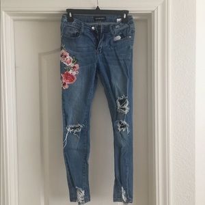Distressed skinny jeans with embroidery